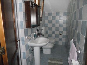Dusche, Haartrockner, Bidet, Handtücher