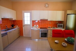Frigorifero, forno, piano cottura, lavastoviglie