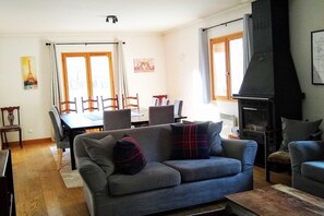 TV, fireplace - IMPRESSIVE HOUSE IN BOURG D’OISANS - SLEEPS 14 (Bourg d'Oisans)