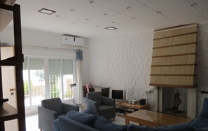 Televisión y chimenea 