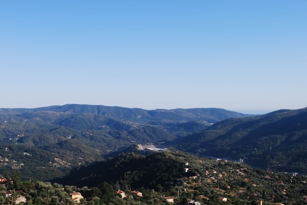 A panoramic view of a mountainous landscape with scattered houses and buildings. - A 2 bedrooom 2 bath home home with stunning, elevated views, 24km from the sea. (Berre-Les-Alpes)
