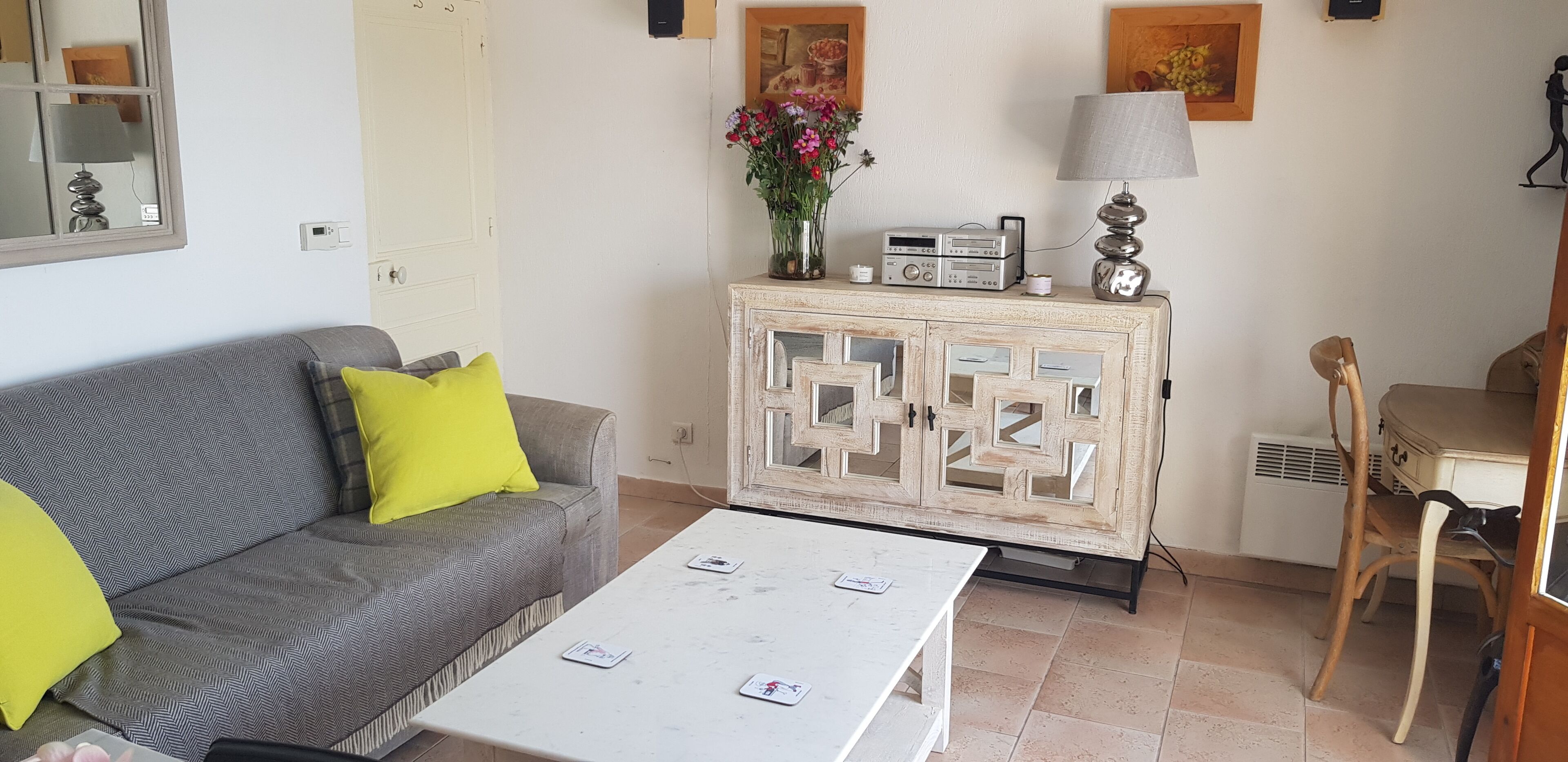 A beautiful 2 bedrooom home with stunning, elevated views, 24km from the sea.