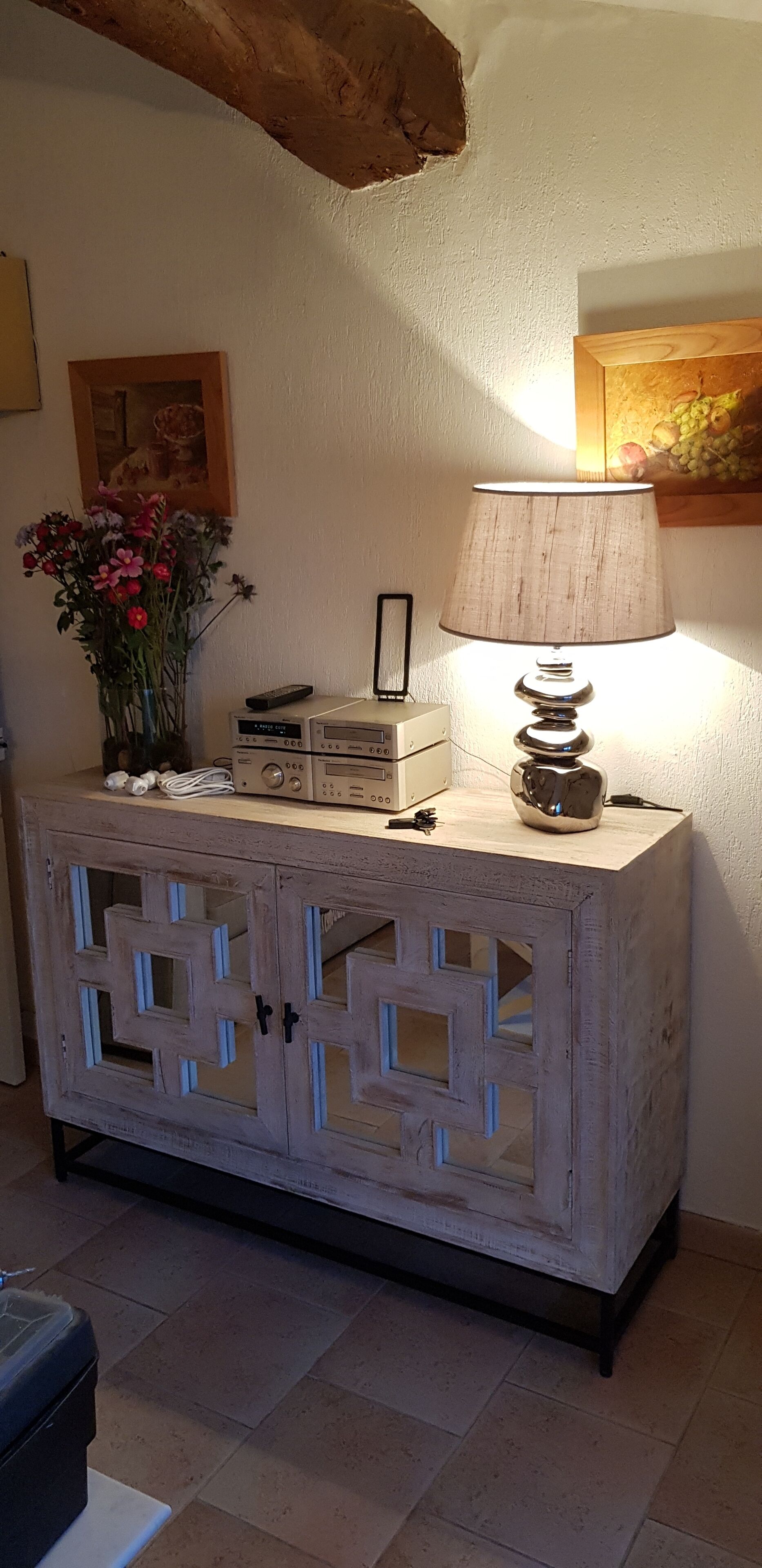 A beautiful 2 bedrooom home with stunning, elevated views, 24km from the sea.