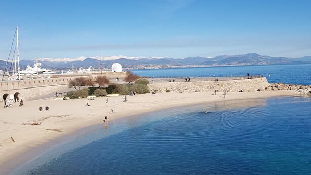 A coastal area with a clear view of the sea, a sandy beach, and a stone wall. - A 2 bedrooom 2 bath home home with stunning, elevated views, 24km from the sea. (Berre-Les-Alpes)