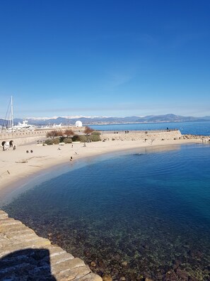 A coastal area with a clear view of the sea, a sandy beach, and a stone wall. - A 2 bedrooom 2 bath home home with stunning, elevated views, 24km from the sea. (Berre-Les-Alpes)