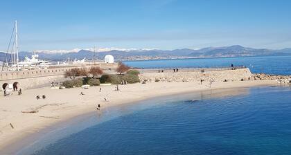 A 2 bedrooom 2 bath home home with stunning, elevated views, 24km from the sea.