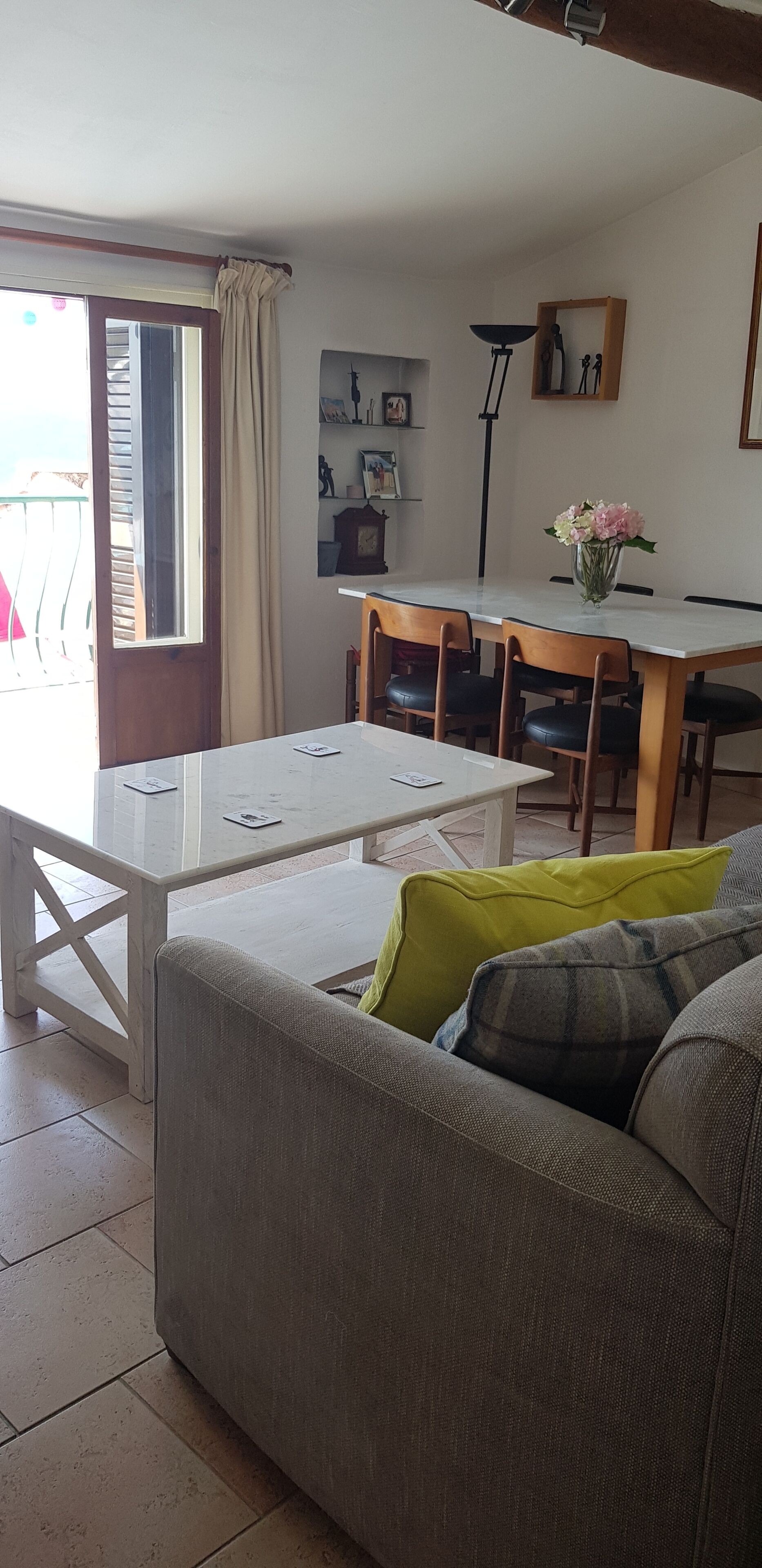 A beautiful 2 bedrooom home with stunning, elevated views, 24km from the sea.