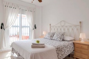 3 slaapkamers, een strijkplank/strijkijzer, wifi, beddengoed