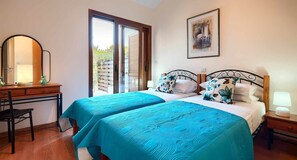 Villa, 2 Bedrooms | 2 bilik tidur, seterika/papan seterika, katil bayi/kot (surcaj) 