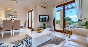 Villa, 2 Schlafzimmer | Wohnbereich | Flachbildfernseher, DVD-Player