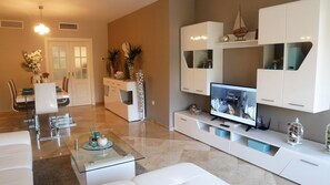 Smart-tv, een dvd-speler en een stereo