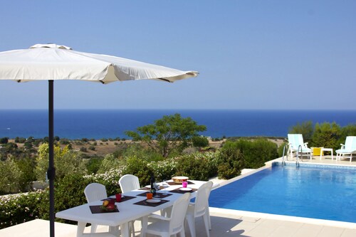Indulge Yourselves! Perfect Location ~ Private Pool ~ Spectacular Panorama