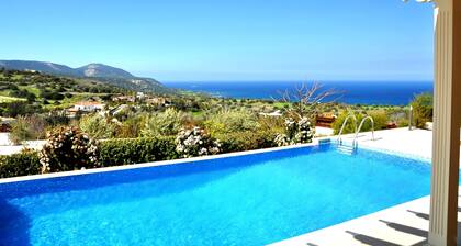 Indulge Yourselves! Perfect Location ~ Private Pool ~ Spectacular Panorama