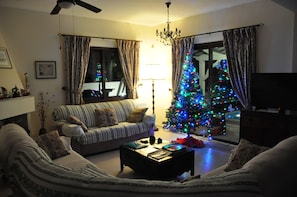 Smart TV, DVD player, books, music library - Indulge Yourselves! Perfect Location ~ Private Pool ~ Spectacular Panorama (Neo Chorio)