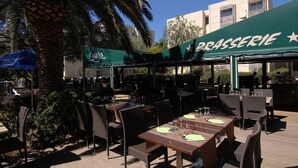Outdoor dining - Apartment in France with Pool & Pine Views (La Londe les Maures)
