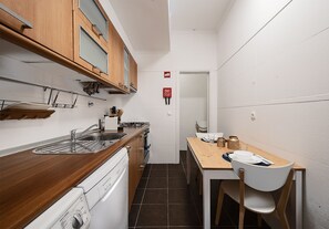 Køleskab, mikrobølgeovn, ovn, kogeplade