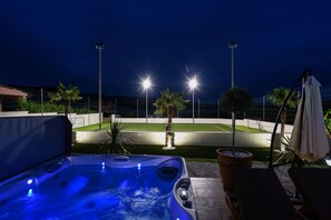 Outdoor spa tub