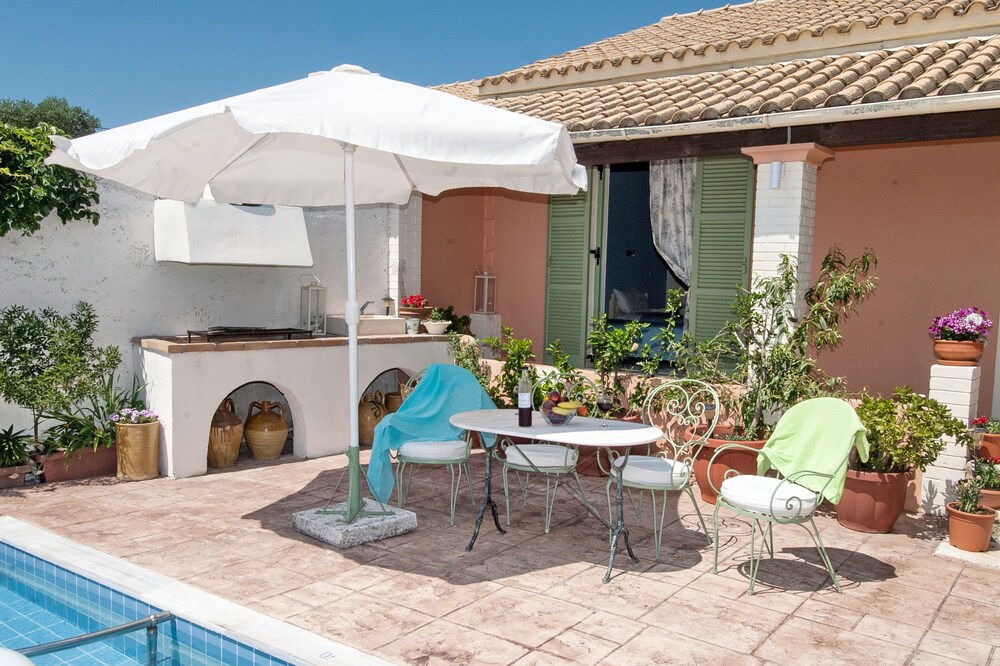Maistro Cottage with Private Pool and Sea Views