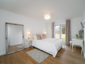 3 bedrooms, iron/ironing board, travel cot, free WiFi - Taymore Lodge, your home away from home... (Kenmore)