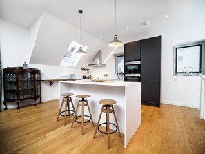 Frigorífico, microondas, horno y placa de cocina