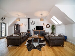 Smart TV, fireplace, video games, DVD player - Taymore Lodge, your home away from home... (Kenmore)