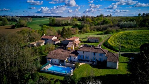 Private heated pool, stunning views, large well equipped kitchen, games room.