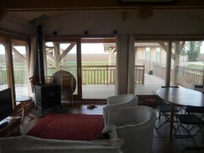 تلفزيون، مدفأة، ألعاب فيديو، مشغل دي في دي