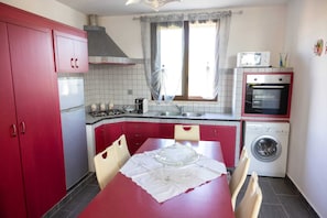 Fridge, oven, stovetop, electric kettle - GIUSEPPE HOUSE WITH PRIVATE POOL  (00)