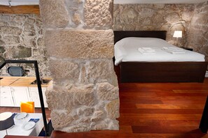 1 habitación, tabla de planchar con plancha y cuna de viaje 