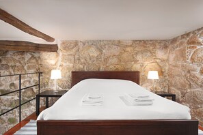 1 chambre, fer et planche à repasser, lit de bébé portatif