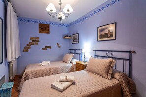 3 slaapkamers, een strijkplank/strijkijzer, reisbedje, gratis wifi