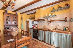 Fridge, microwave, oven, stovetop - Rural House Nuri de Rei for 6 people (Todolella)