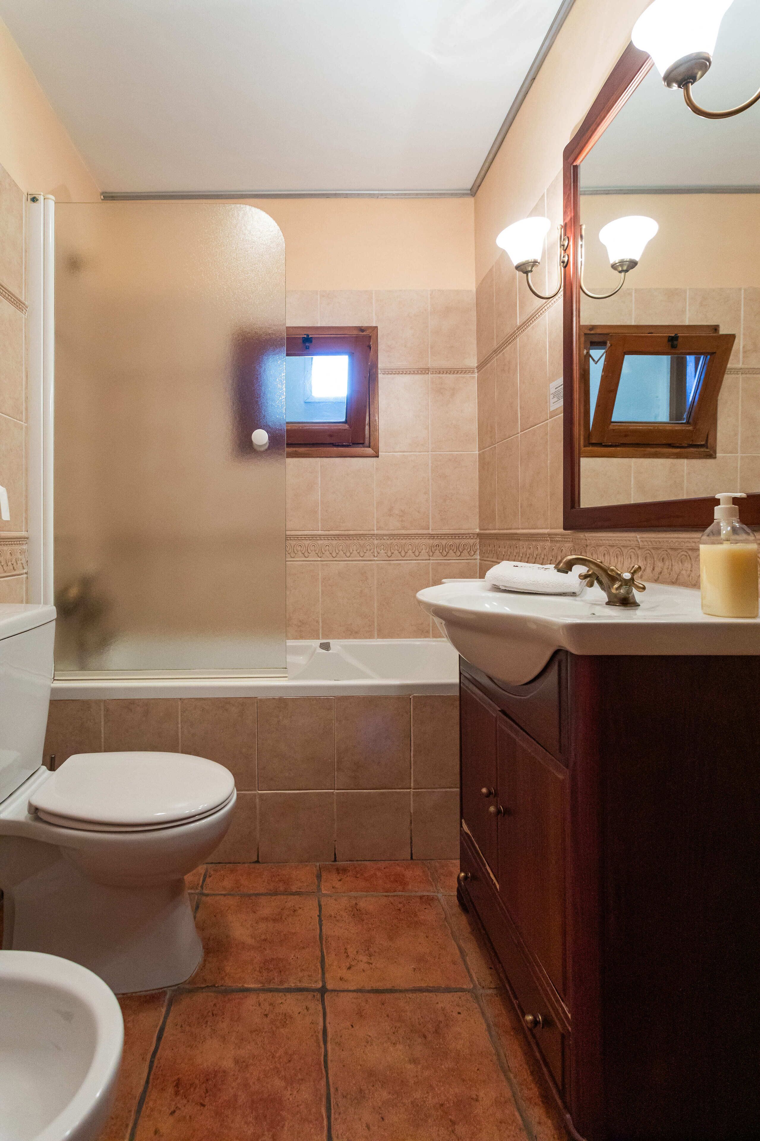 Baignoire à jets, sèche-cheveux, bidet, serviettes fournies