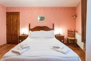 3 bedrooms, iron/ironing board, travel crib, free WiFi - Rural House Nuri de Rei for 6 people (Todolella)
