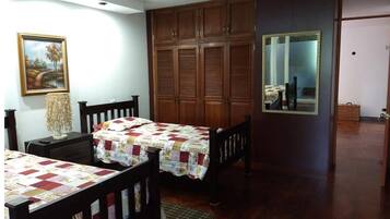 1 quarto, acesso à internet, roupa de cama