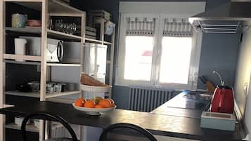 Mikrowelle, Geschirrspüler, Wasserkocher mit Kaffee-/Teezubehör