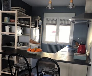 Mikrowelle, Geschirrspüler, Wasserkocher mit Kaffee-/Teezubehör