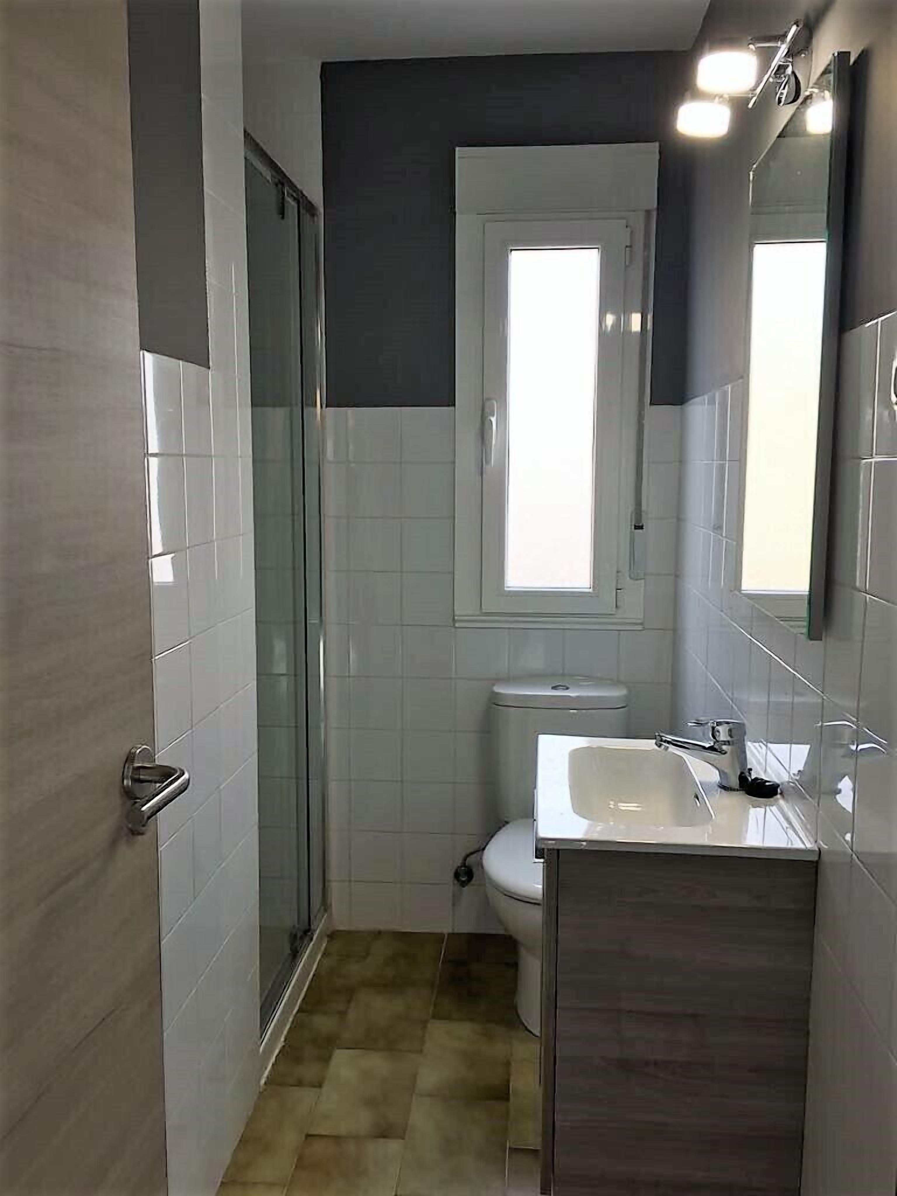 Een haardroger, handdoeken