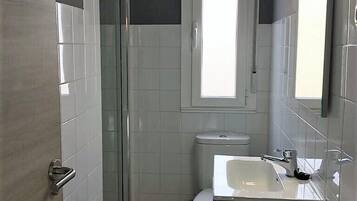 Een haardroger, handdoeken