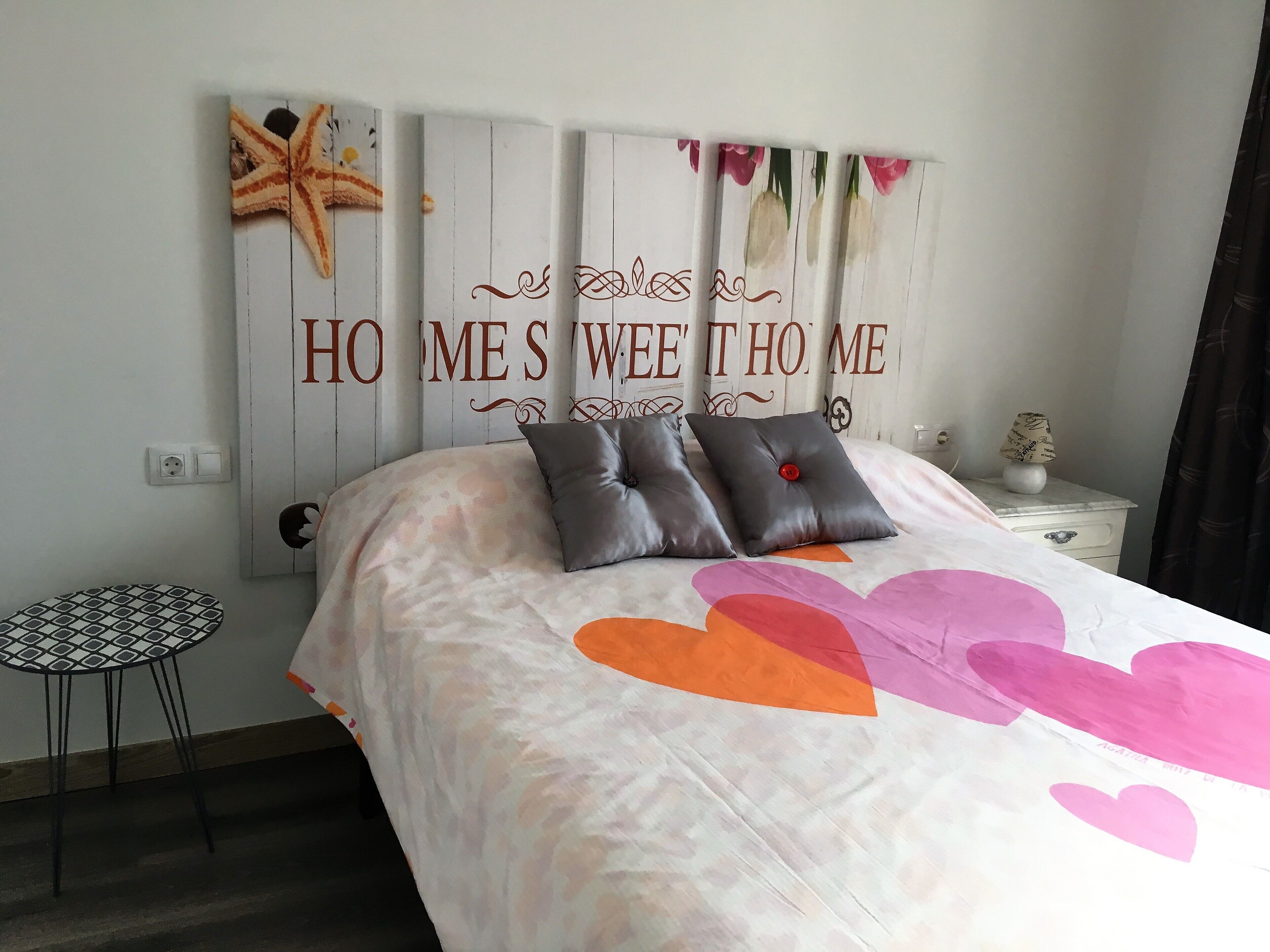 Een strijkplank/strijkijzer, internet, beddengoed