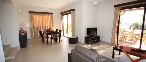 TV, DVD-spiller og stereoanlegg