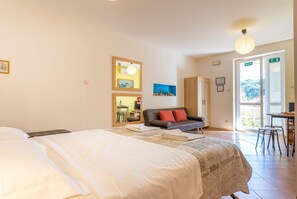 2 chambres, coffres-forts dans les chambres, lit parapluie