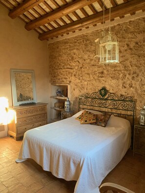 5 bedrooms, in-room safe, iron/ironing board, travel cot