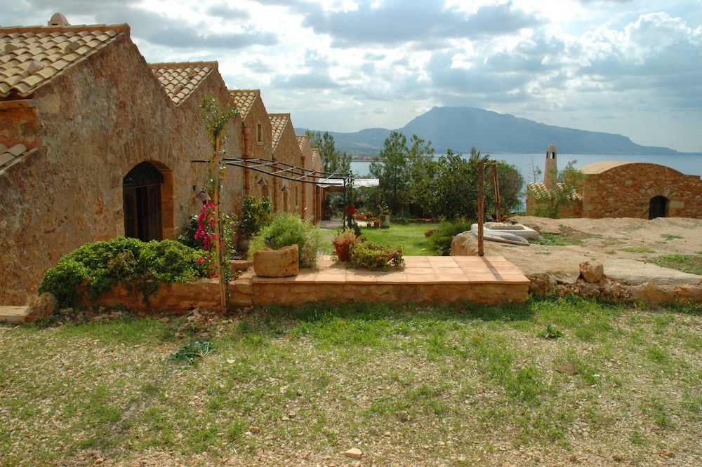 Historical Villa for 4 to 12 people bordering the sea coast of Cornino & Cofano