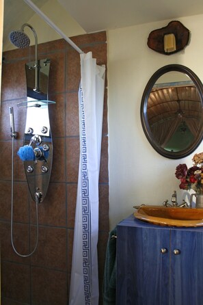 Dusche, Haartrockner, Handtücher, Seife