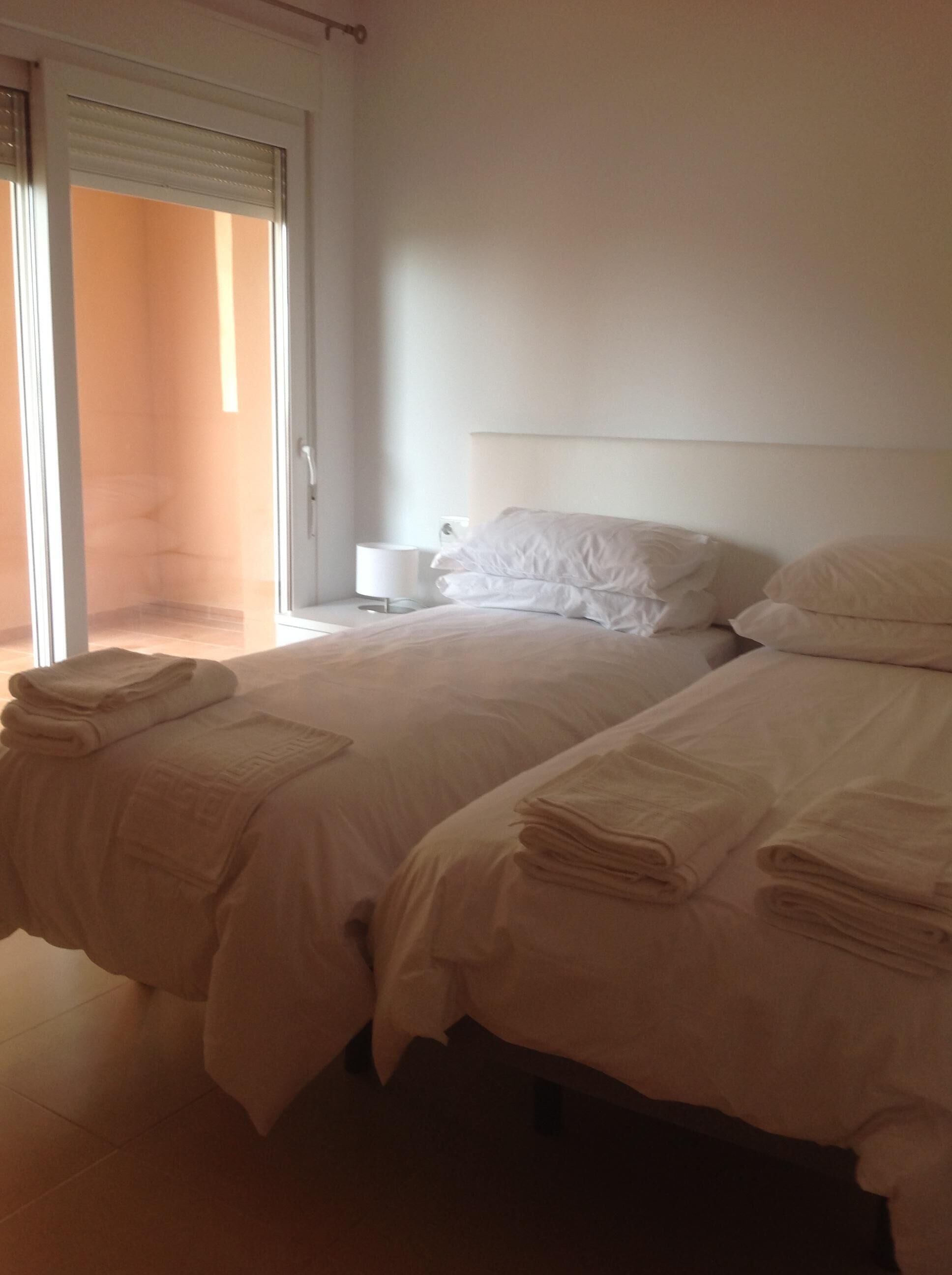 2 slaapkamers, een strijkplank/strijkijzer, wifi, beddengoed