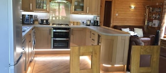 Luxury Log Cabin On The Banks Of Loch Lomond - Loch Lomond Chalet