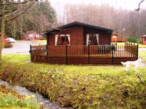 Exterior - Luxury Log Cabin On The Banks Of Loch Lomond - Loch Lomond Chalet (Loch Lomond)