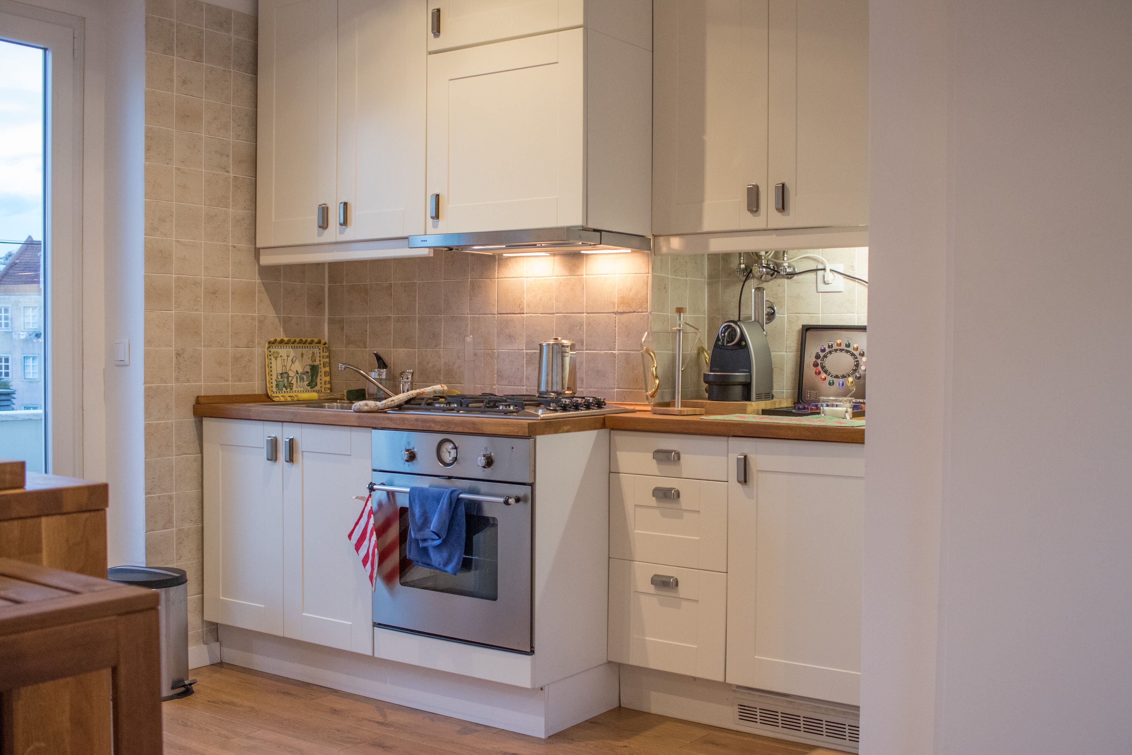 Microwave, coffee/tea maker, cookware/dishes/utensils