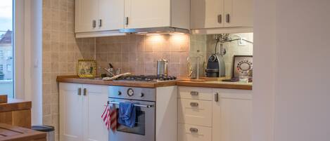 Microwave, coffee/tea maker, cookware/dishes/utensils